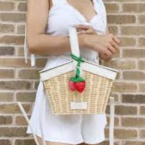 NWOT! BLOGGERS FAV!  Kate Spade Wicker Picnic Basket Strawberry White Crossbody - Picture 1 of 8